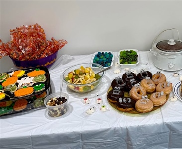 🎃👻 Spooky Snacks & Good Company!