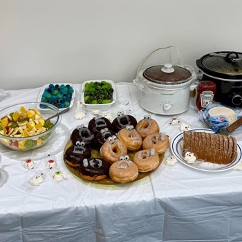 🎃👻 Spooky Snacks & Good Company!